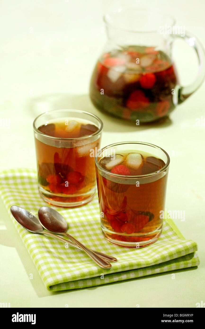 Kalter Tee mit Beeren. Rezept zur Verfügung. Stockfoto