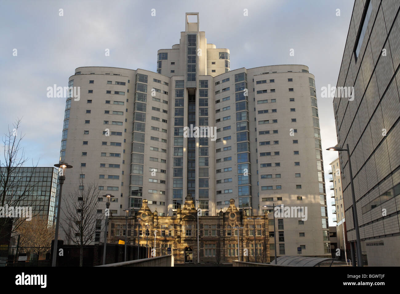 Das Altolusso, ein Hochhaus im Stadtzentrum von Cardiff, Wales, Großbritannien, moderne Apartments, ein Wahrzeichen des Wohnturmblocks an der Fassade des New College Stockfoto