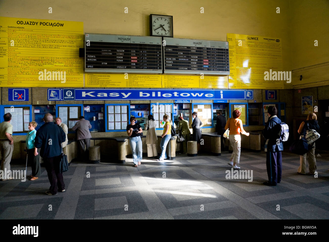 Schalterhalle Büro & Kiosk Fahrkartenschalter im Hauptbahnhof in der polnischen Stadt Gleiwitz, Oberschlesien, Polen. Stockfoto