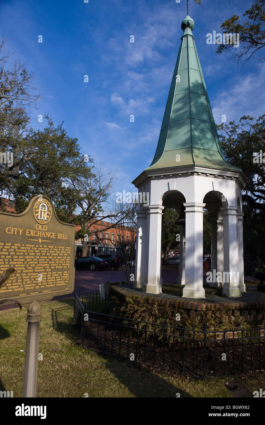 Alte Stadt-Exchange-Bell, mit historischen Marker, Bay Street, Savannah, Georgia, Vereinigte Staaten von Amerika. Stockfoto