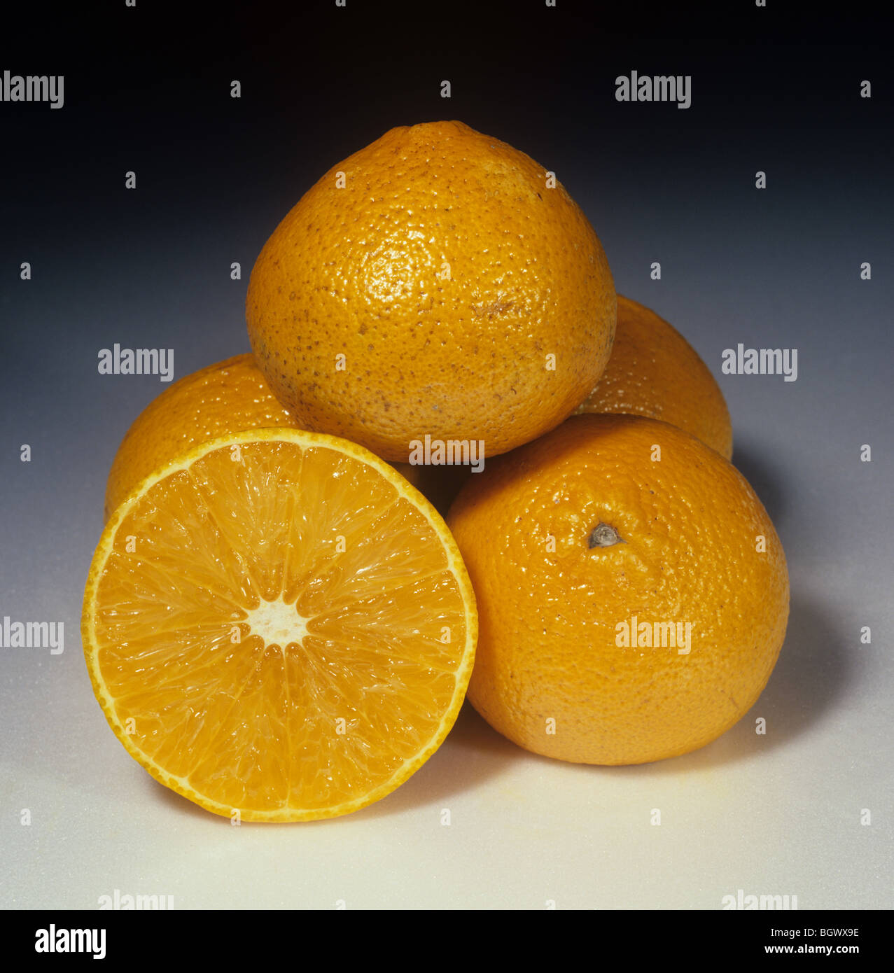 Ganze und geschnittenen orange Obstsorte Ortanique Stockfoto
