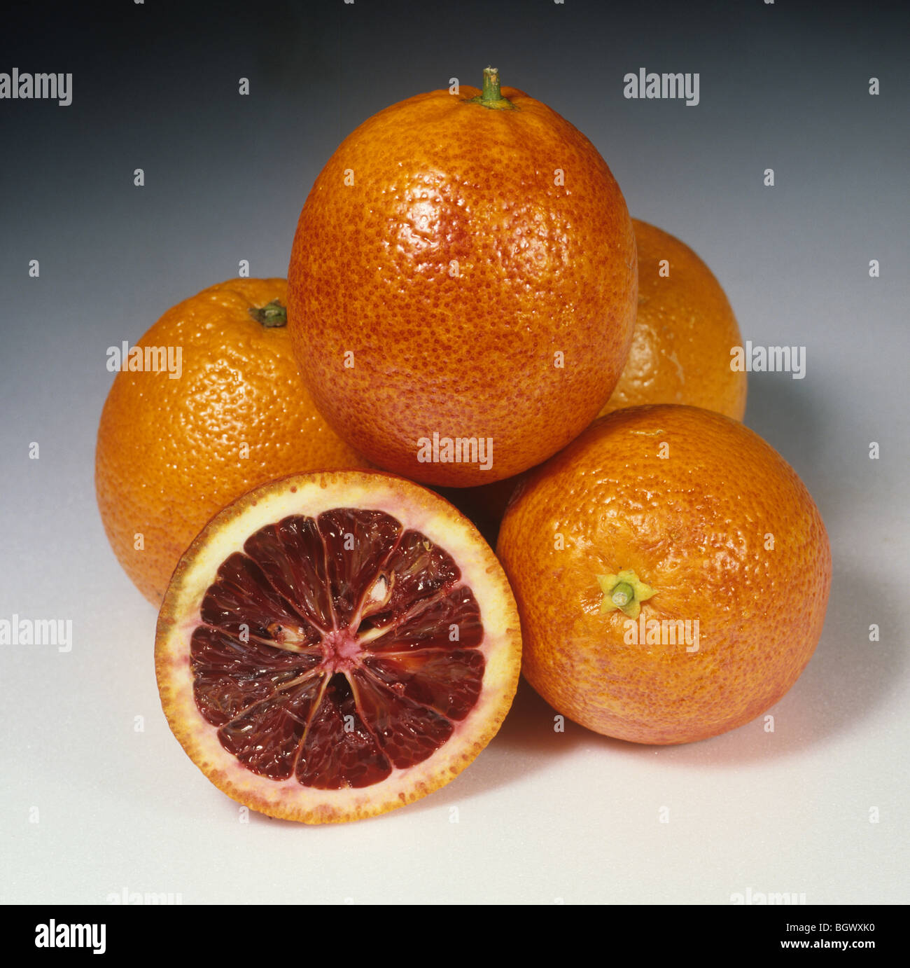 Ganze und geschnittenen Blut orange Obstsorte Moro Stockfoto