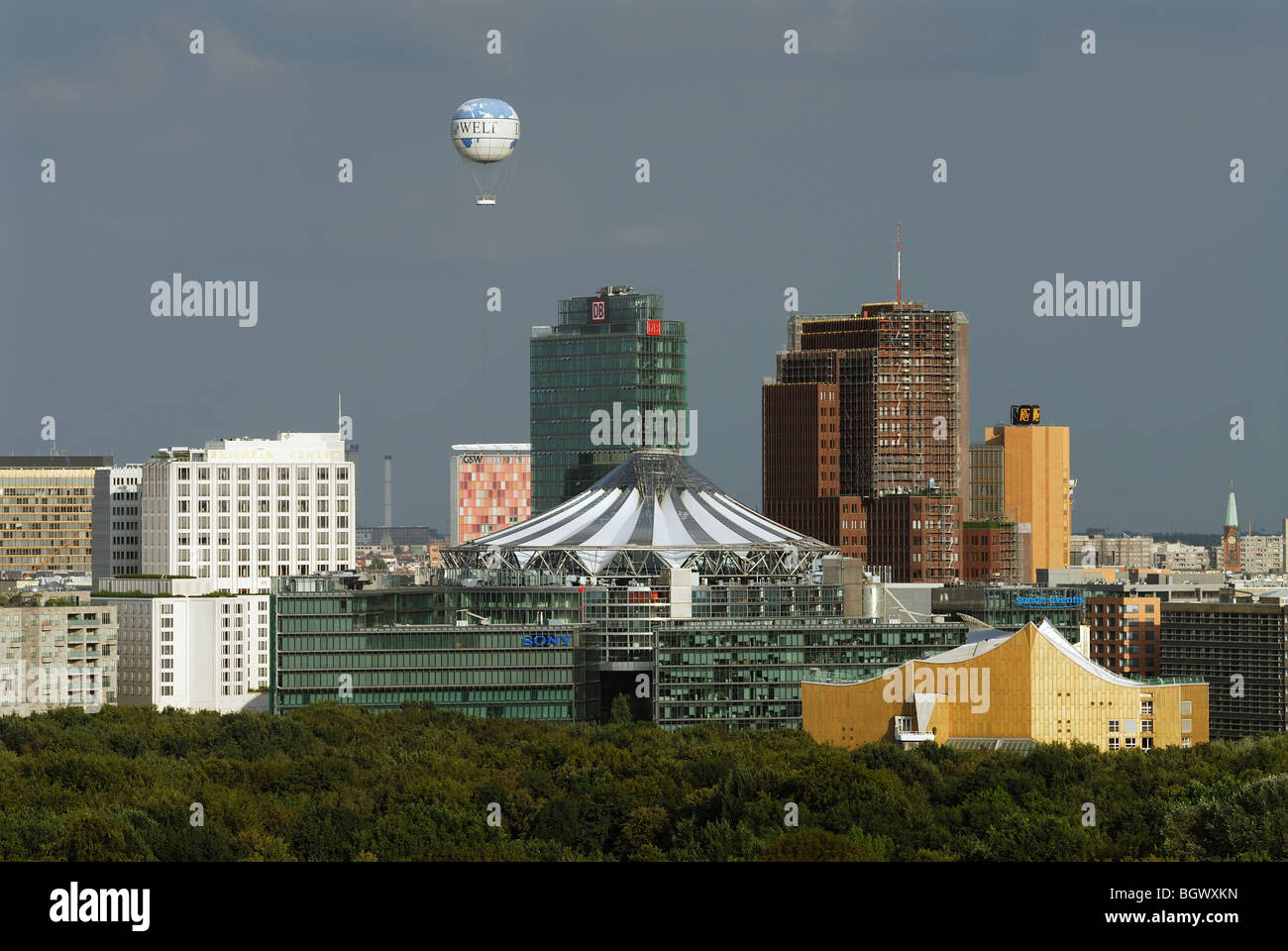 Berlin. Deutschland. Hallo fliegt Flyer Helium Ballon über dem Potsdamer Platz. Stockfoto