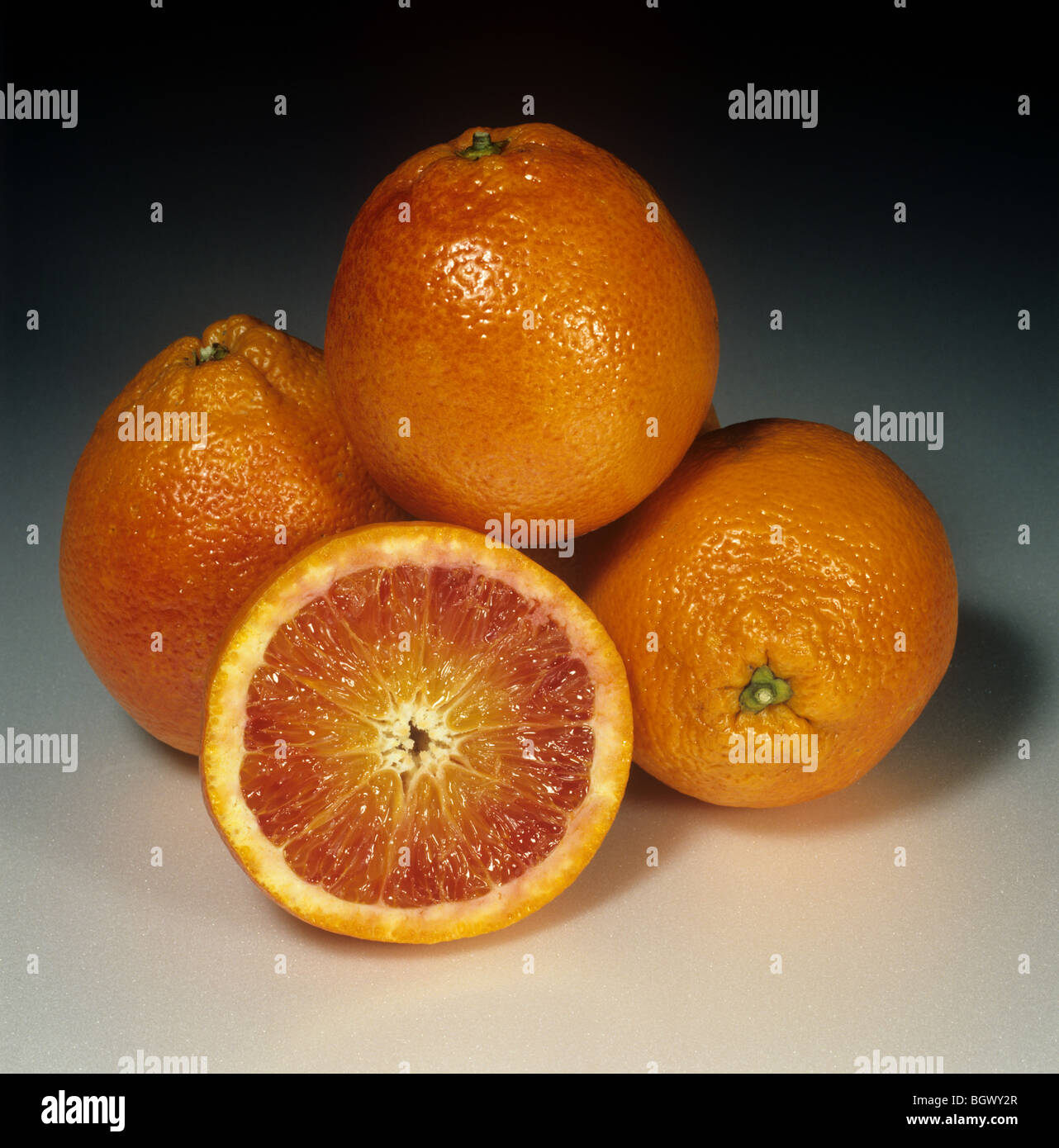 Ganze und geschnittenen Blut orange Obstsorte Tarocco Stockfoto