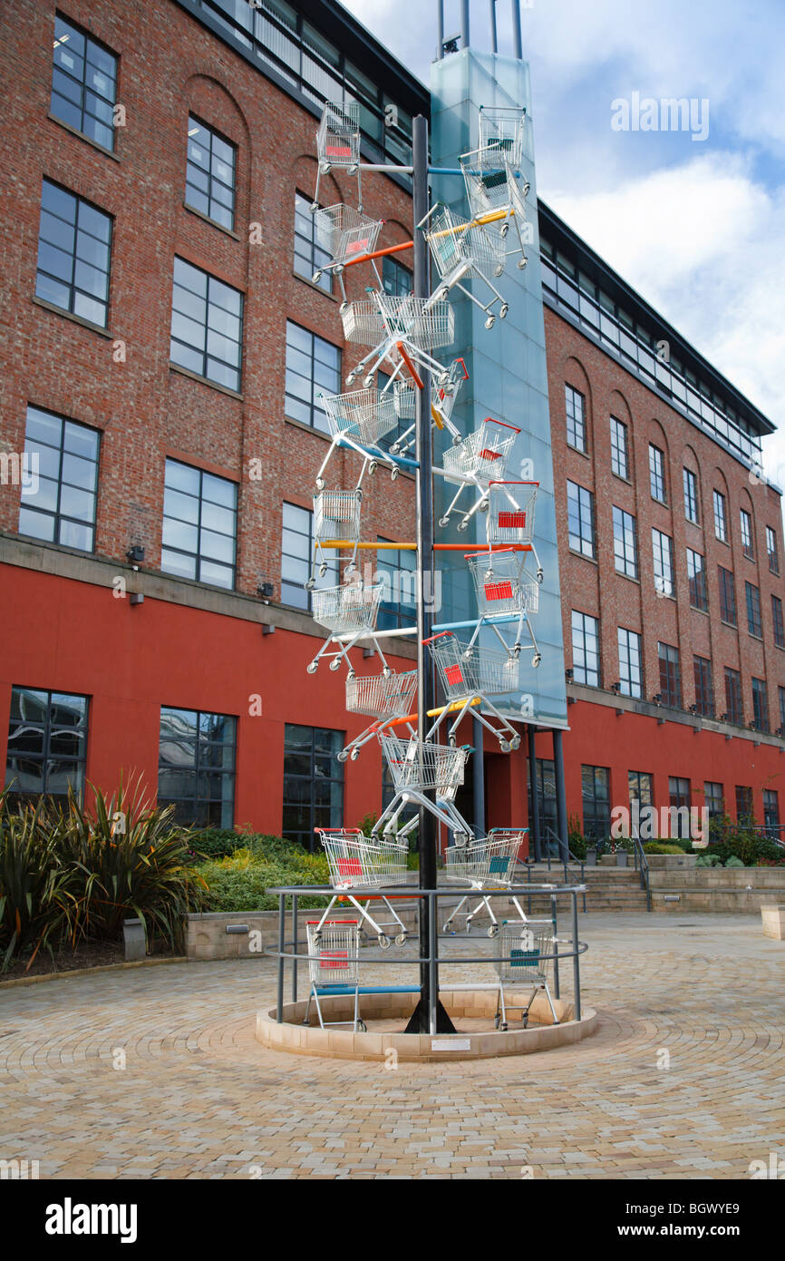 DNA-DL90, Abigail Falliss Skulptur von Einkaufswagen übereinander hier in Newcastle Upon Tyne Stockfoto