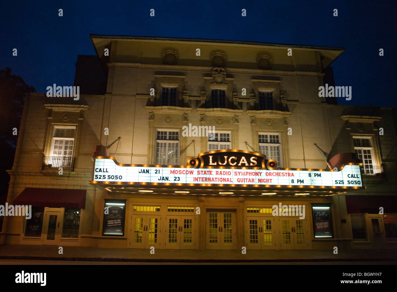 Exterieur der Lucas-Theater mit Festzelt Schild bei Nacht, Savannah, Georgia, Vereinigte Staaten von Amerika. Stockfoto