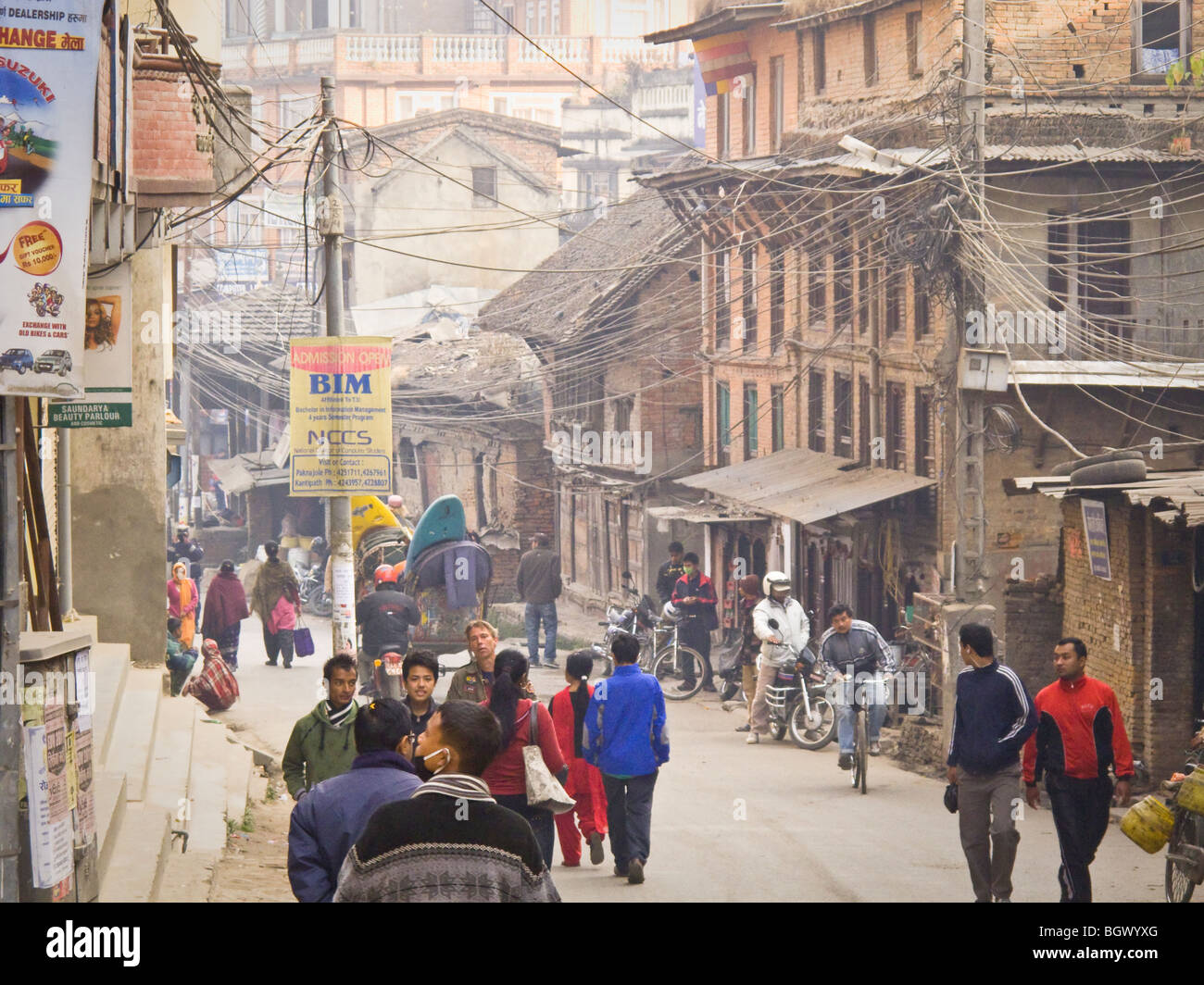 Eine belebte Straße mit vielen Powerlines in Katmandu, Nepal. Stockfoto