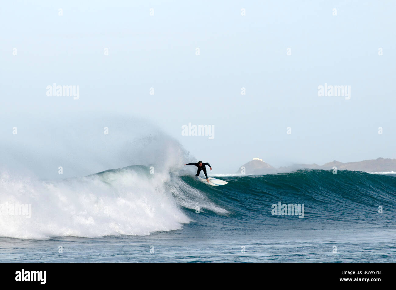 Surfer Surfen Surf surft Welle Wellen Reiten Reiten Meer Board Surfbrett Wellenreiten Alantic Rollen große Walze von fuerteventura Stockfoto