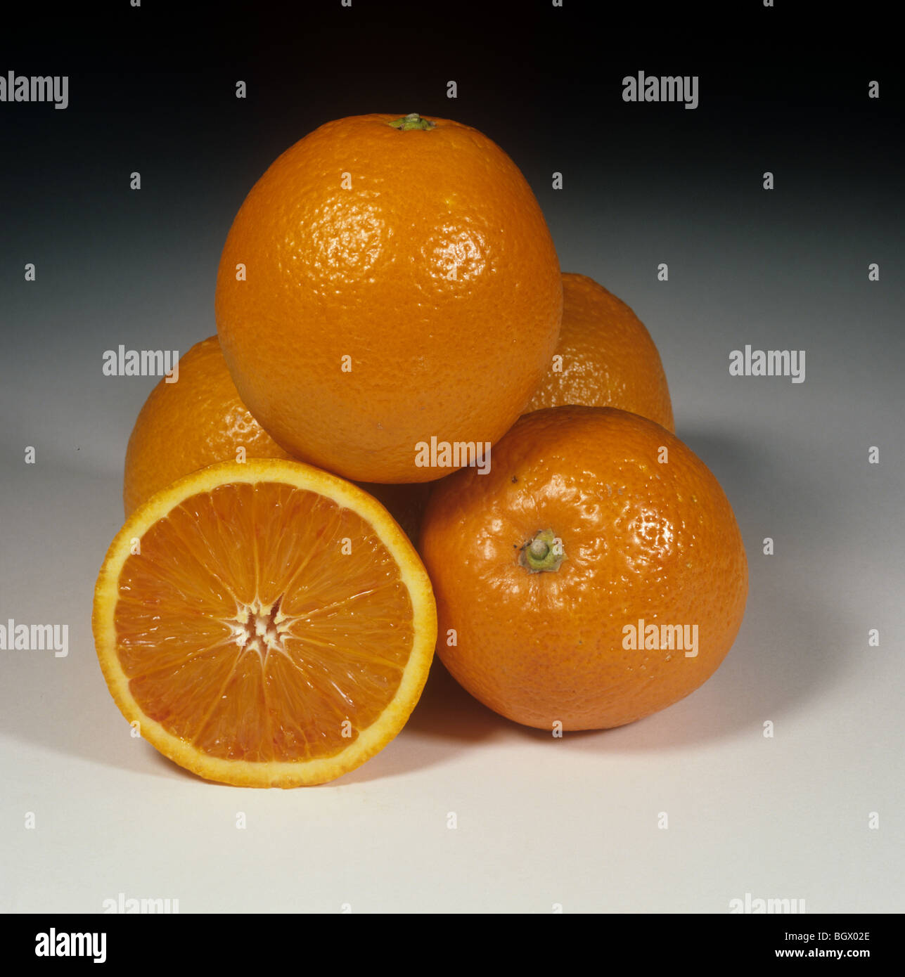 Ganze und geschnittenen orange Obstsorte Maltaise Stockfoto