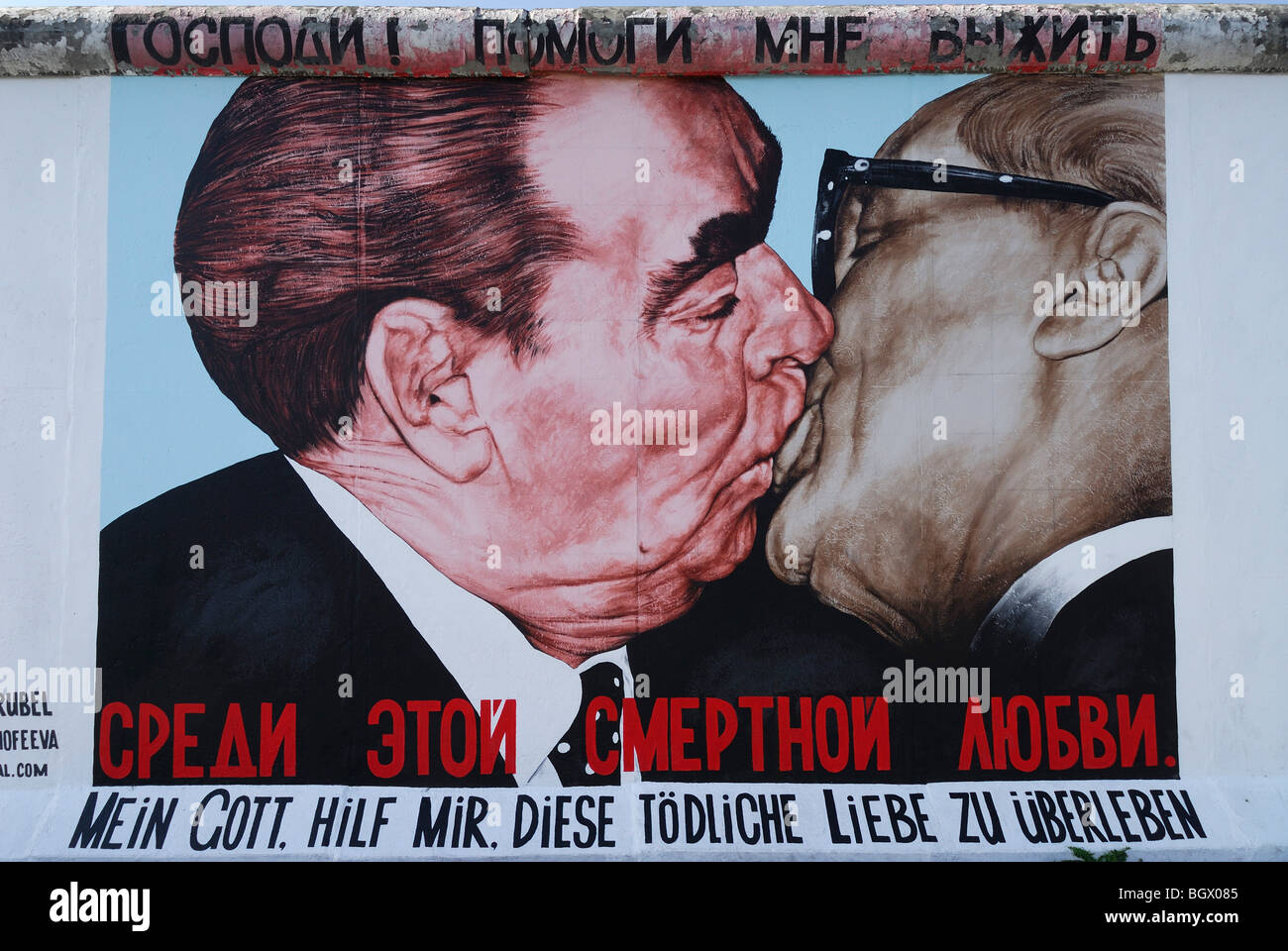 Berlin. Deutschland. Die East Side Gallery. Karikatur von Leonid Brezhnev & Erich Honecker küssen Künstlers Dmitri Vrubel. Stockfoto