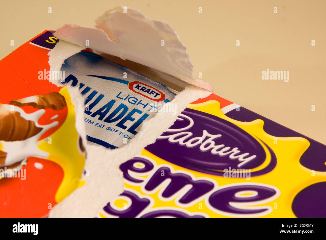 Cadbury Creme Egg Box mit Kraft Käse Stockfoto