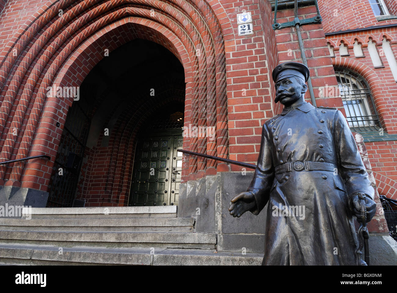 Berlin. Deutschland. Statue von Wilhelm Voigt Alias Hauptmann von Kopenick außerhalb Kopenick Rathaus. Stockfoto