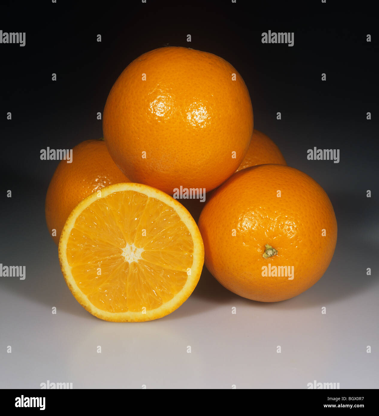 Ganze und geschnittenen orange Obstsorte Midknight Stockfoto