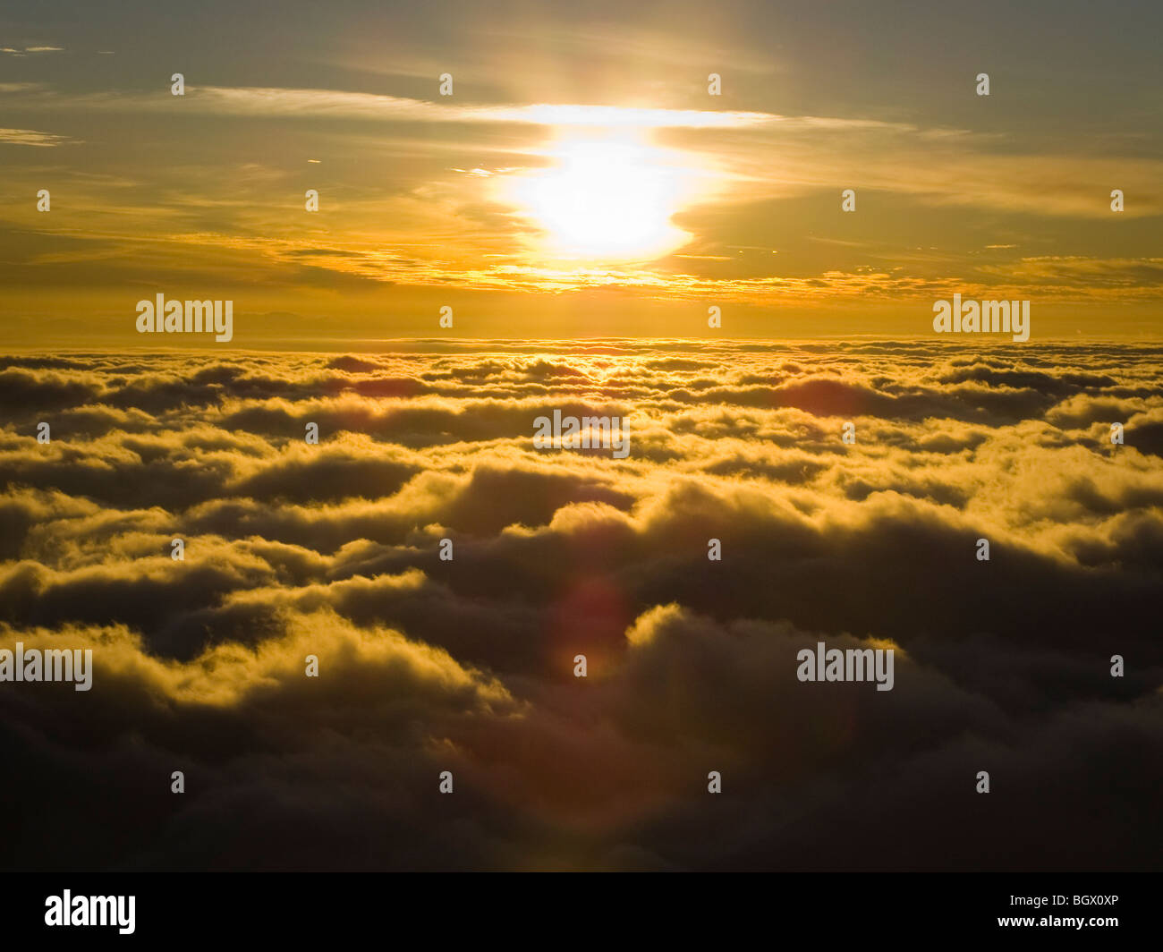 Wolken und Sonne in Nepal. Stockfoto