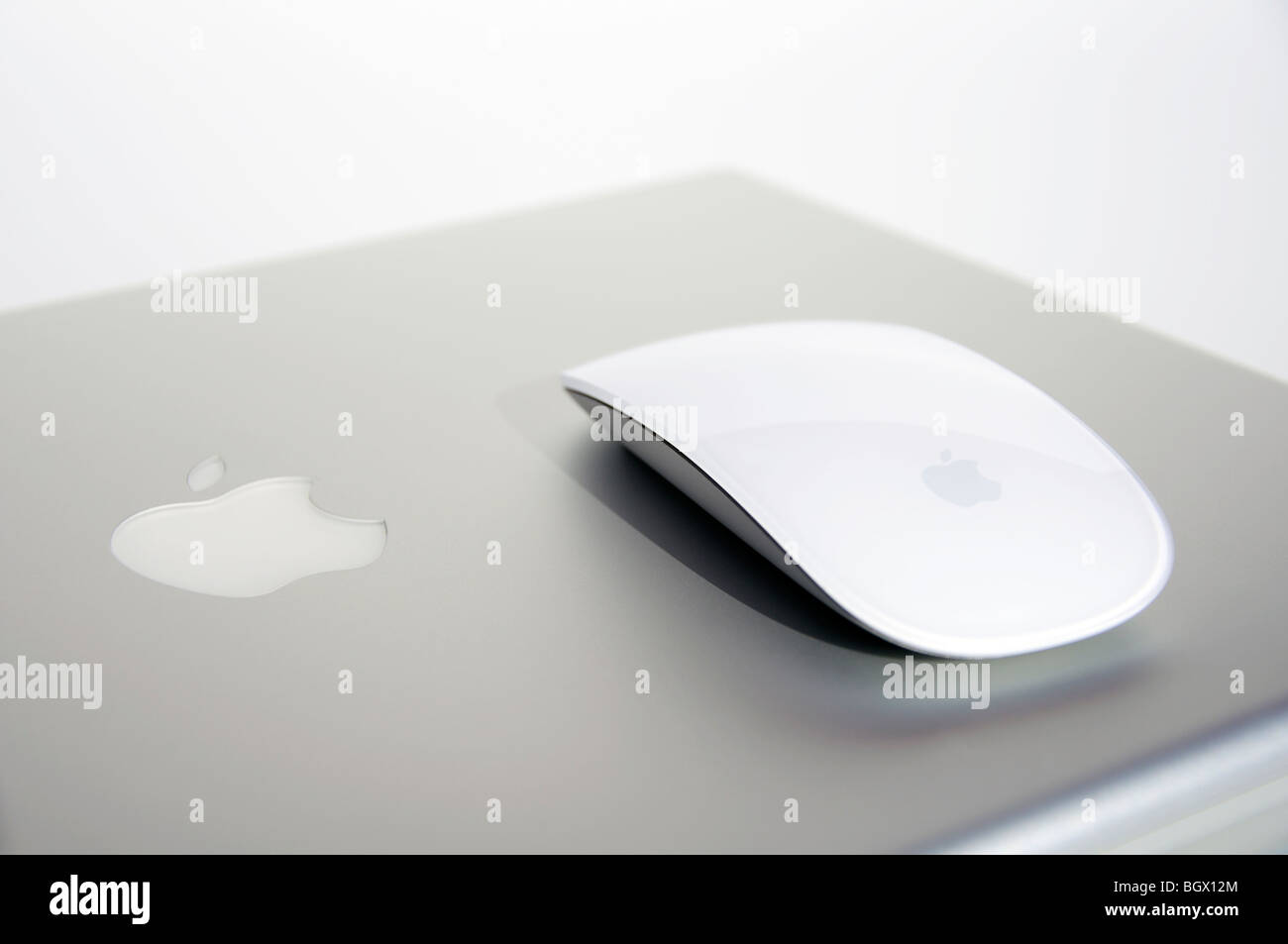 Apple-iMac-Laptop und Magic mouse Stockfoto