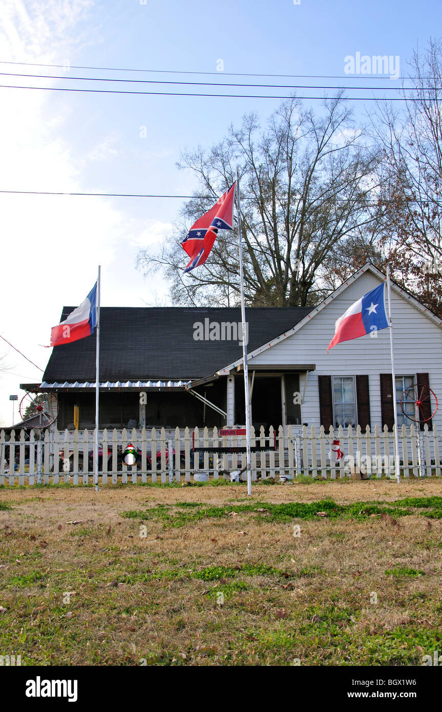 Haus mit Bund Flagge, USA Stockfoto