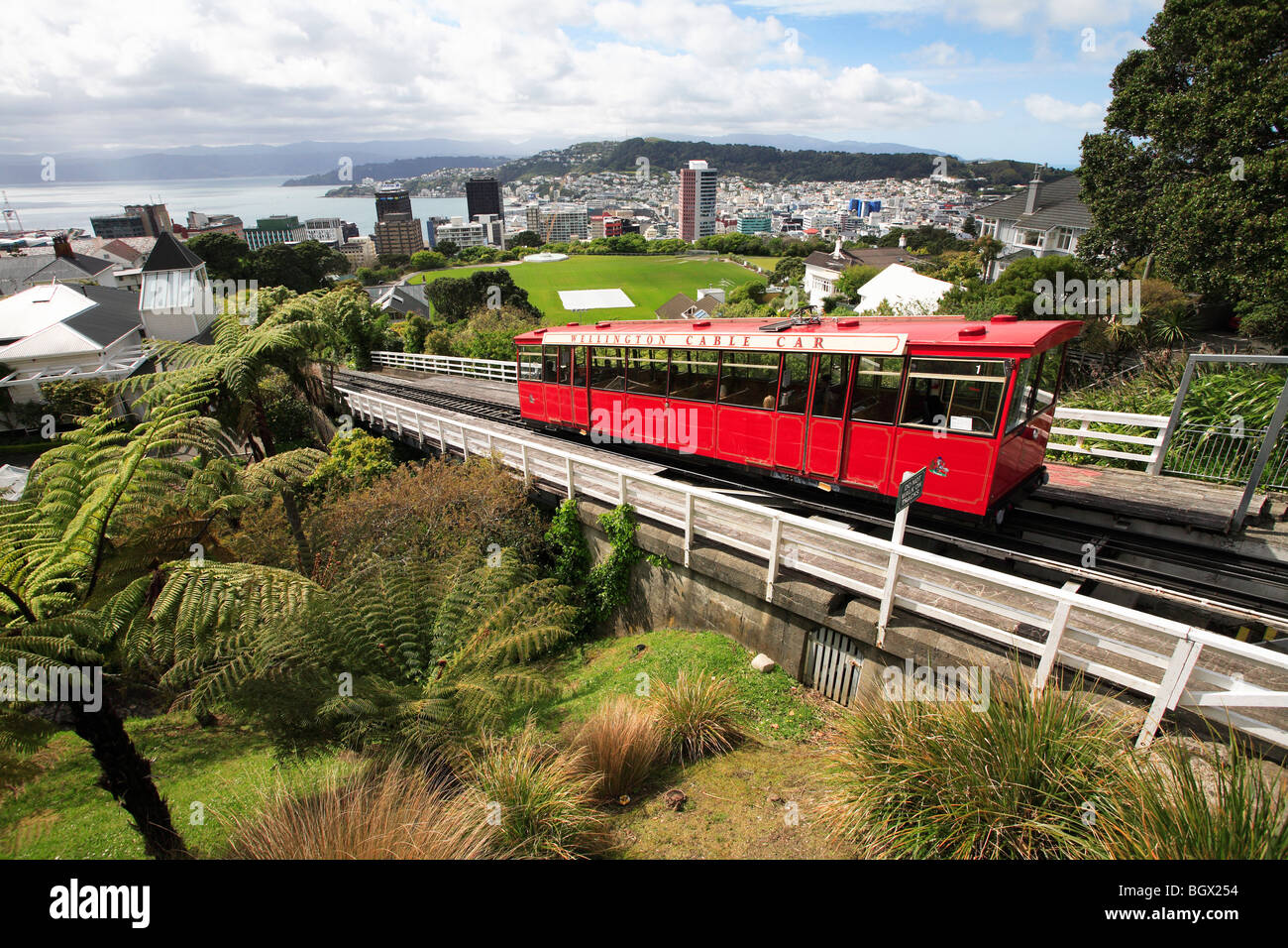 Ansicht von Wellington Cable Car mit der Stadt im Hintergrund Stockfoto
