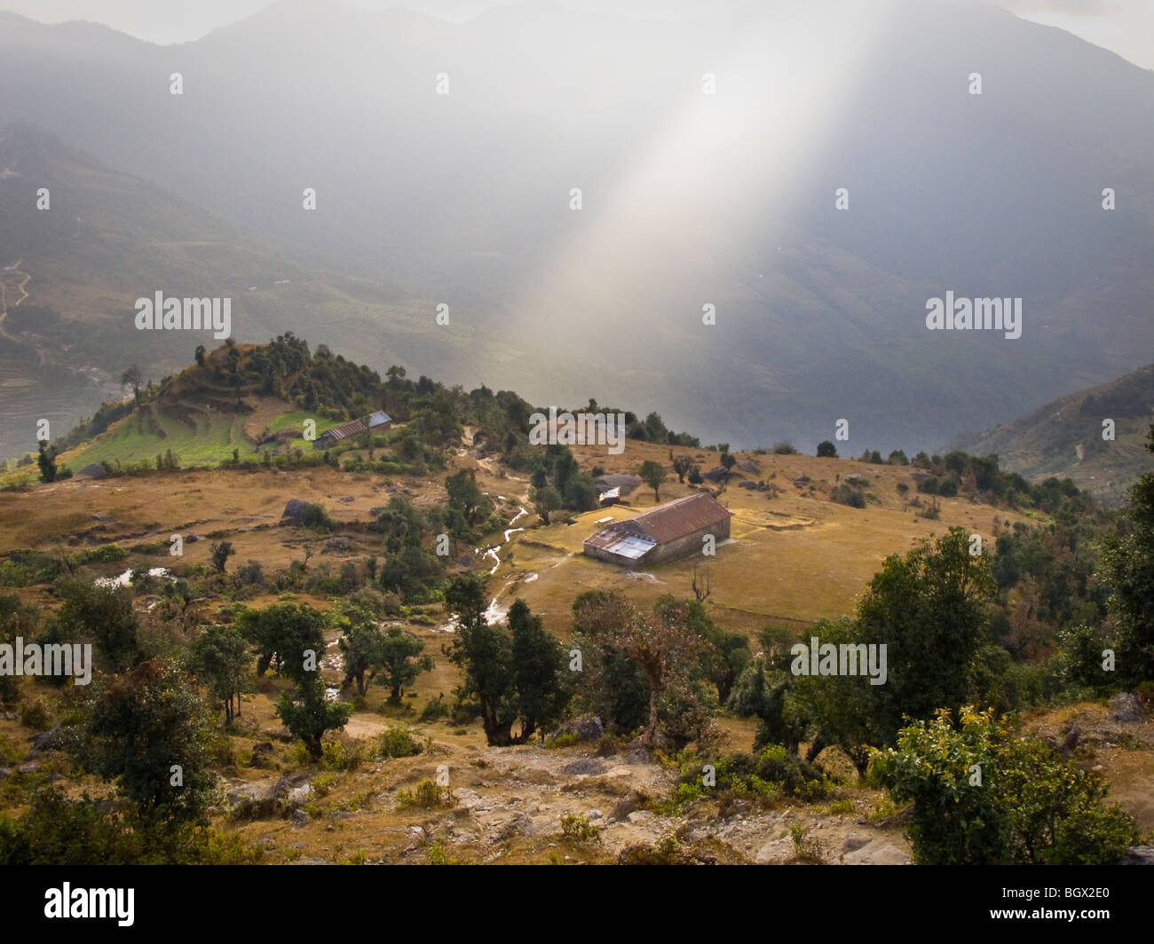 Landschaft und von Sonnenstrahl entlang dem Helambu trekking Circuit in Nepal beleuchtet. Stockfoto