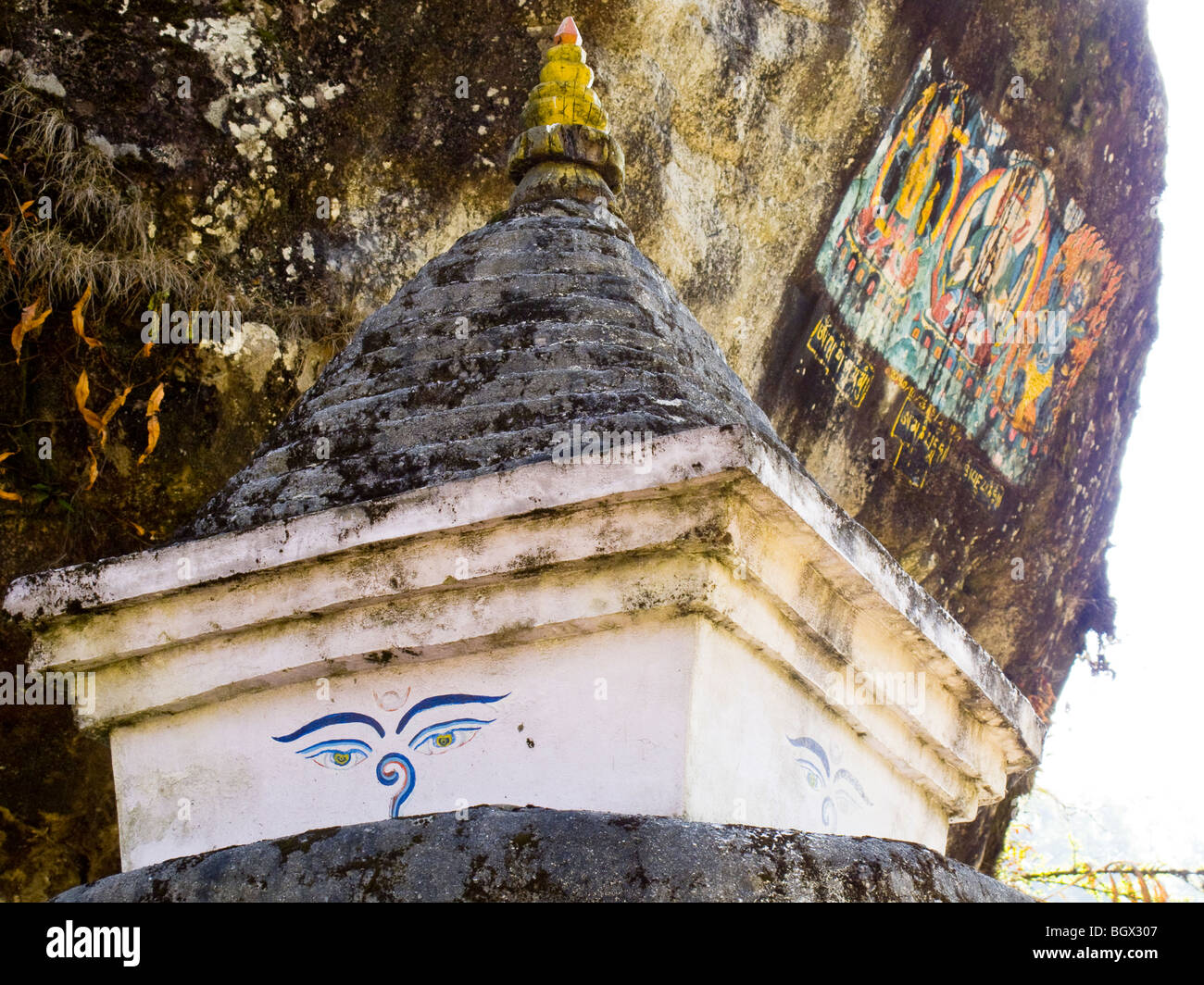 Chorten und gemalte Felsen entlang dem Helambu trekking Circuit in Nepal. Stockfoto