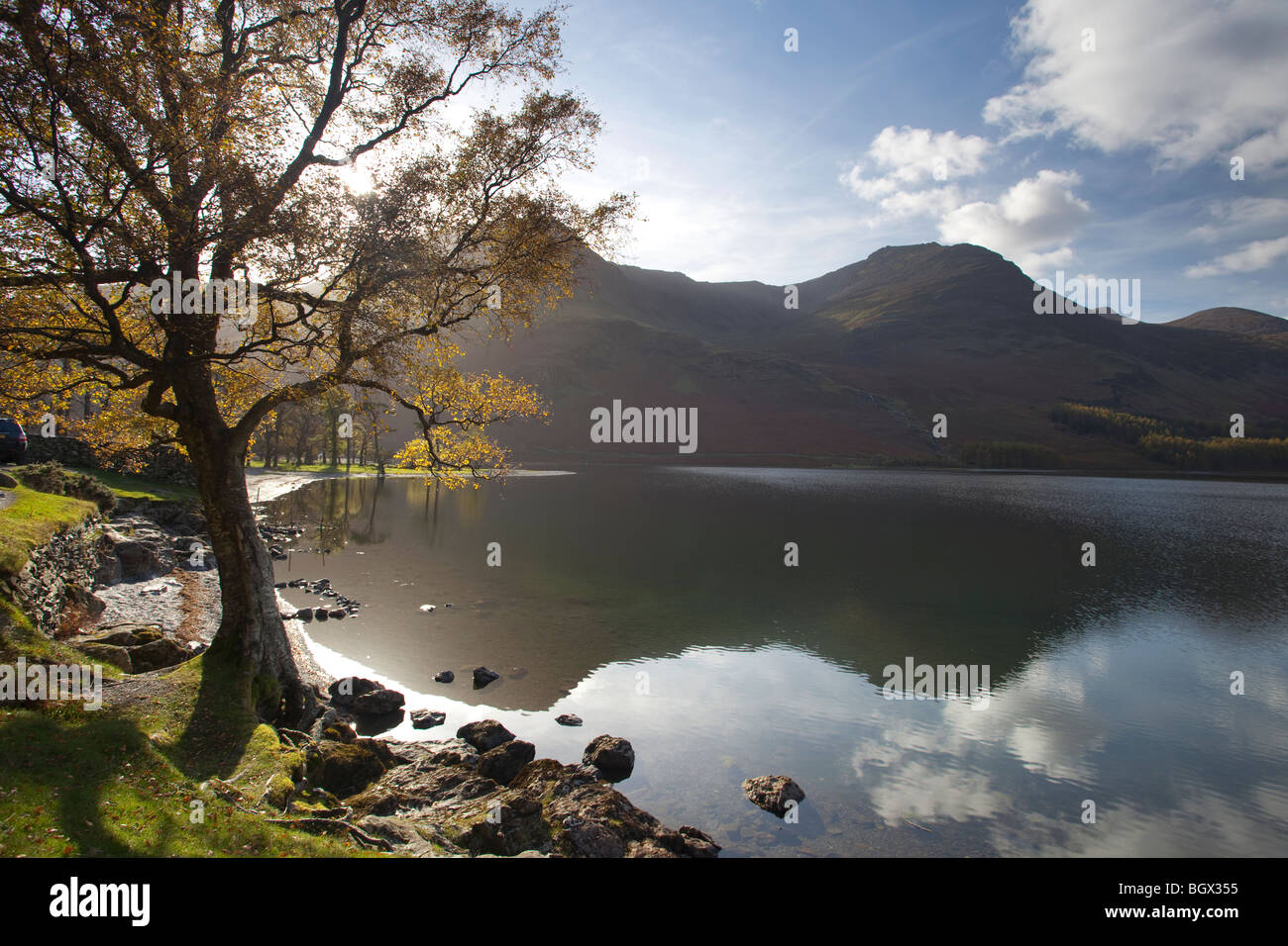 Buttermere mit hohem Stil und rot Hecht in der Ferne Cumbria Lake District Stockfoto