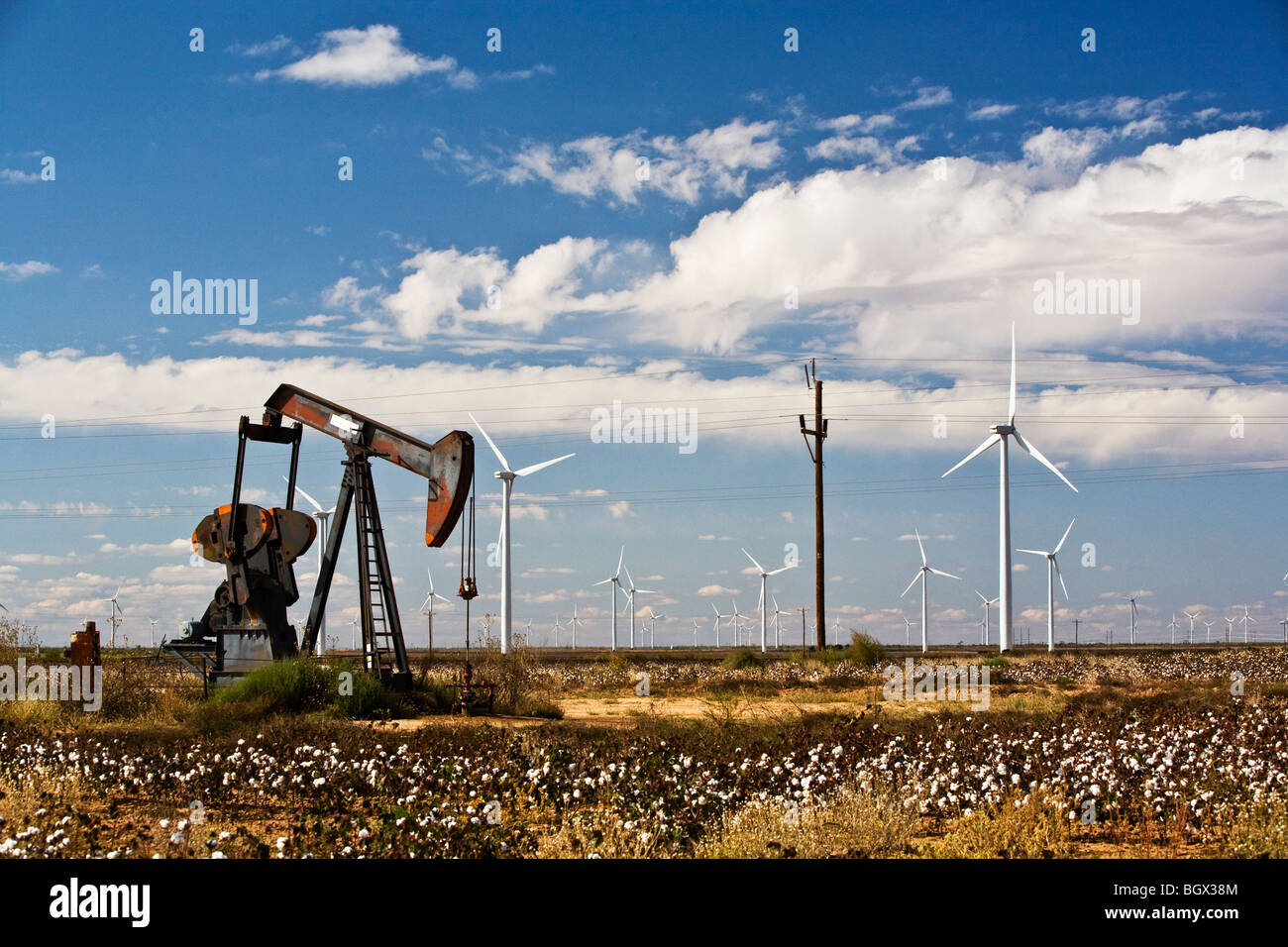 Alte Energie ist noch aus der Erde gezogen, während neue Energie aus dem Wind in West-Texas genutzt wird. Stockfoto