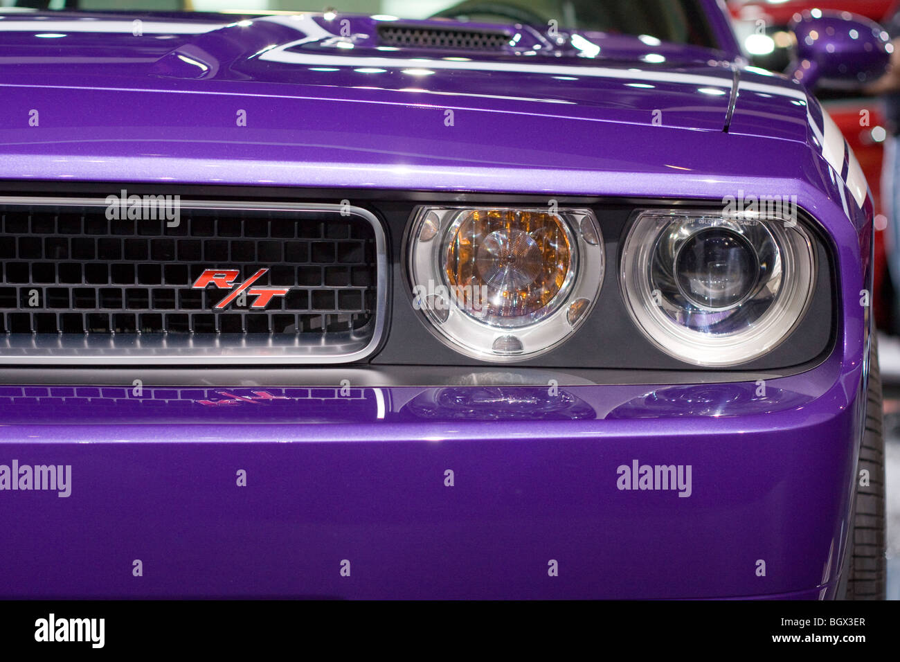 2009 2010 Dodge Challenger RT 5,7 Liter HEMI Plum Crazy Purple Stockfoto