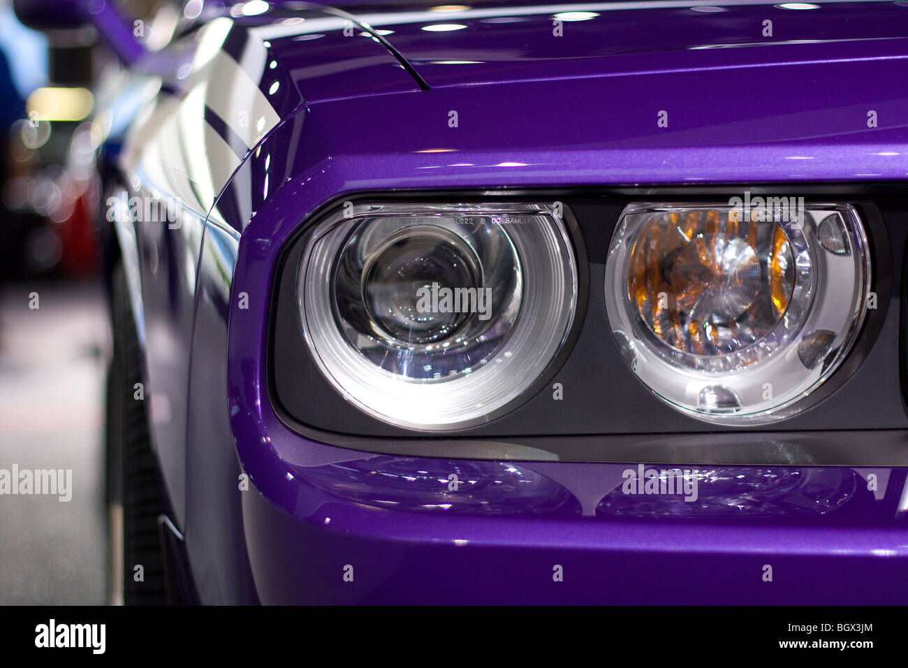 2009 2010 Dodge Challenger RT 5,7 Liter HEMI Plum Crazy Purple Stockfoto