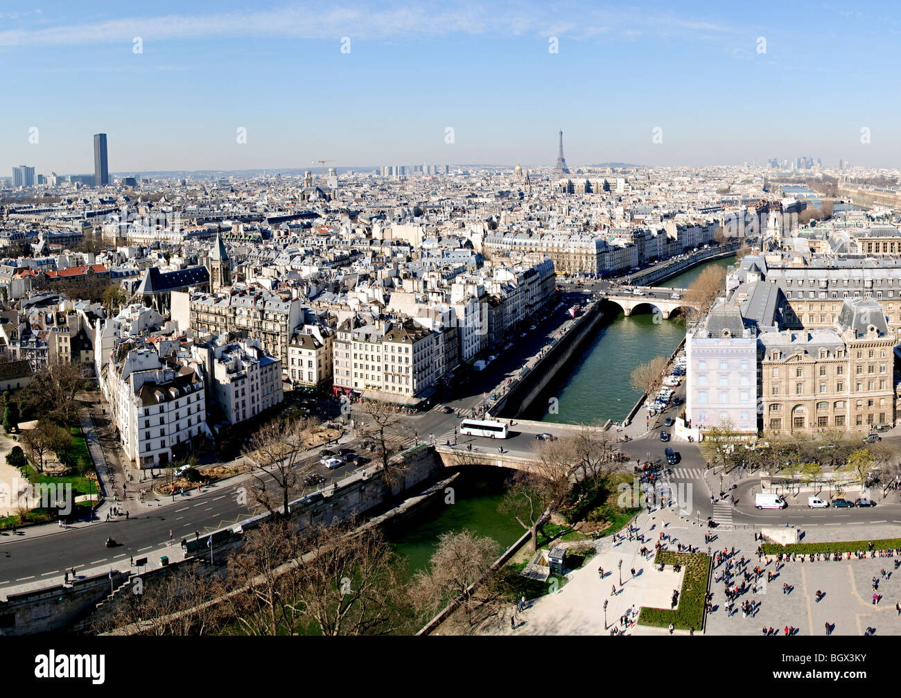Paris Skyline von Notre Dame de Paris Frankreich // PARIS, Frankreich - ein erhöhter Blick auf die Skyline von Paris vom Dach der Notre Dame de Paris mit Blick auf die seine in Richtung des Eiffelturms in der Ferne. Stockfoto