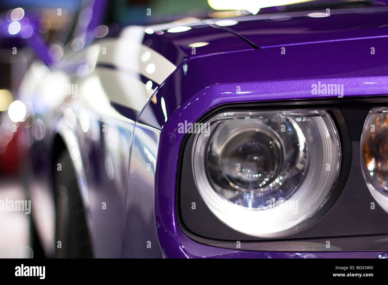 2009 2010 Dodge Challenger RT 5,7 Liter HEMI Plum Crazy Purple Stockfoto
