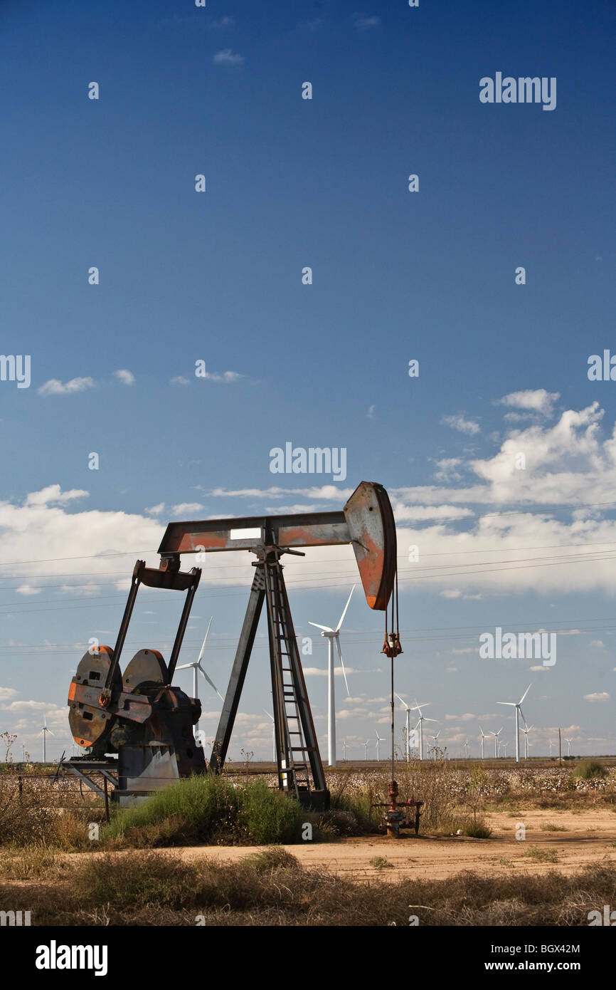 Alte Energie ist noch aus der Erde gezogen, während neue Energie aus dem Wind in West-Texas genutzt wird. Stockfoto