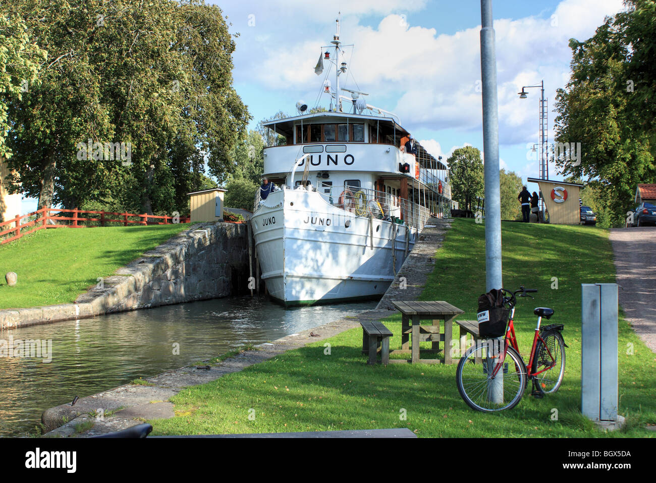 Die alte Fahrgastschiff M/S Juno, IMO 8634132, vorbei an Göta-Kanal, Schweden. Stockfoto