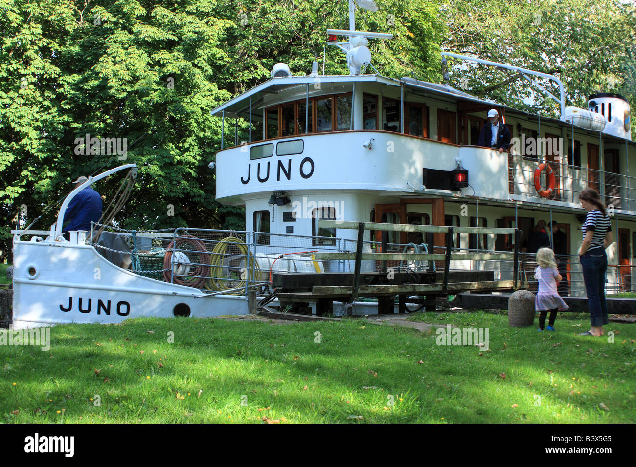 Die alte Fahrgastschiff M/S Juno, IMO 8634132, vorbei an Göta-Kanal, Schweden. Stockfoto