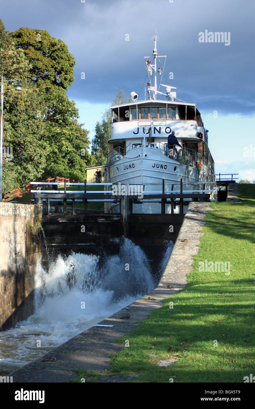 Die alten Fahrgastschiff M/S Juno IMO 8634132, vorbei an Schloss der Göta Kanal, Schweden. Stockfoto