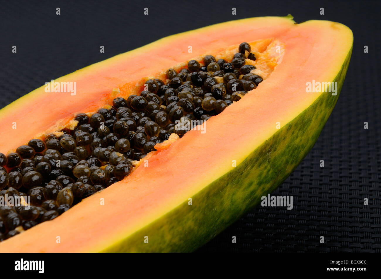 Eine Spaltung öffnen reife Papaya Frucht mit schwarzen Samen Stockfoto