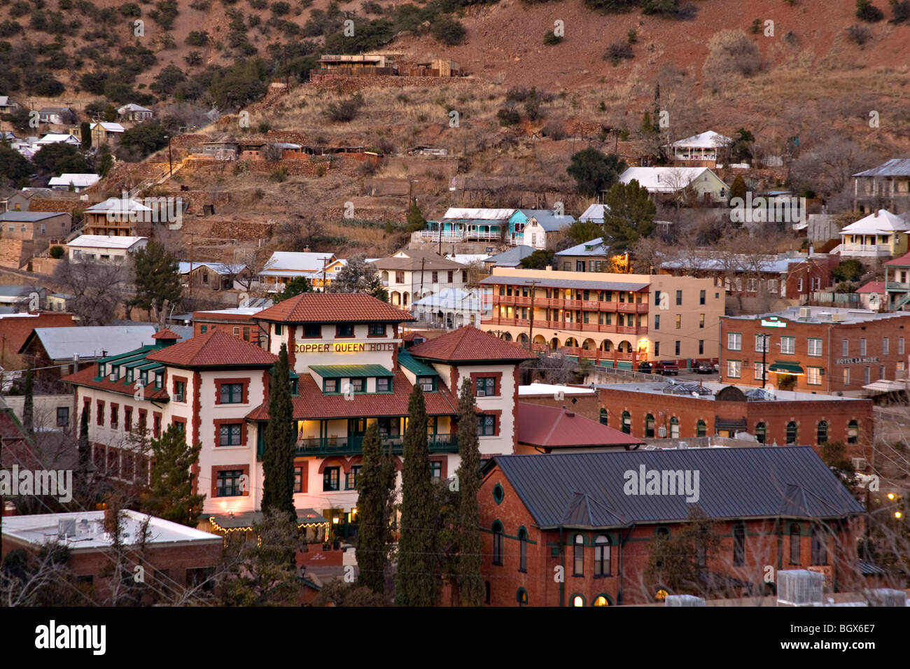 Blick auf das Kupfer Queen Hotel und den historischen Bergbau Stadt Bisbee, Arizona Stockfoto