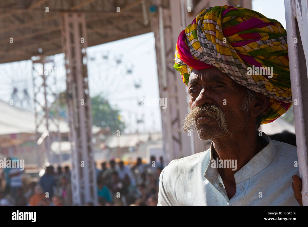 Lokalen Zuschauer kamen Messe in Indien Pushkar Stockfoto