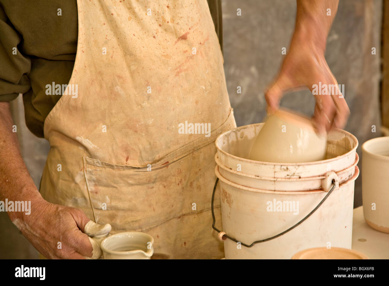 Erwachsenen Mannes Verglasung Keramik Stockfoto