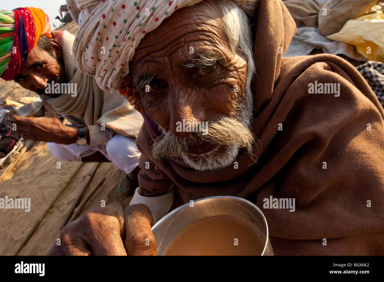 Das Kamel Mela in Indien Pushkar Chai trinken Stockfoto