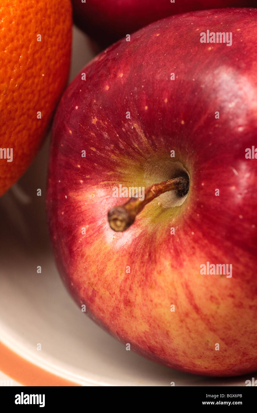 Nahaufnahme von einem Apfel in eine Schüssel geben Stockfoto