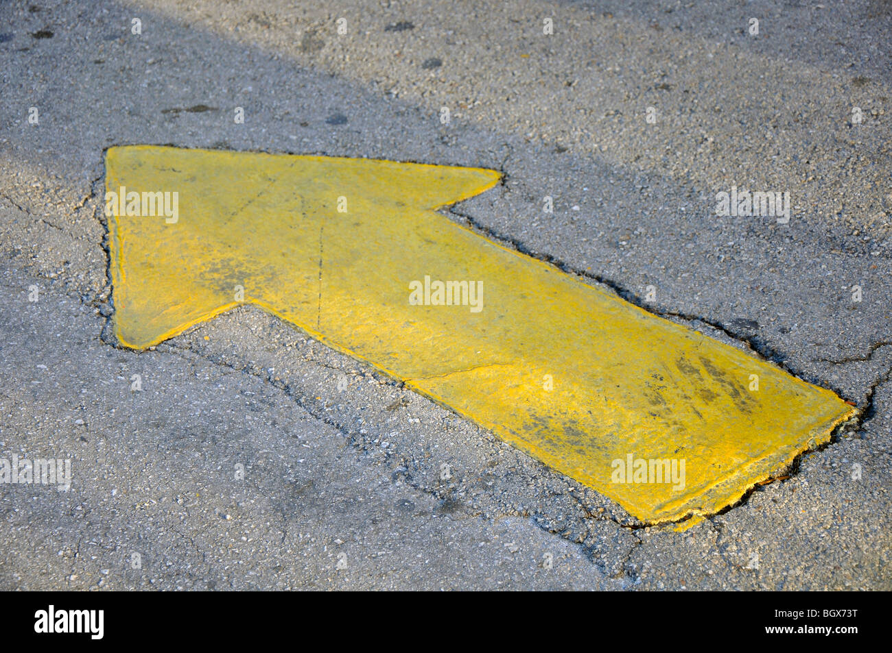 Richtungspfeil auf Straße Stockfoto