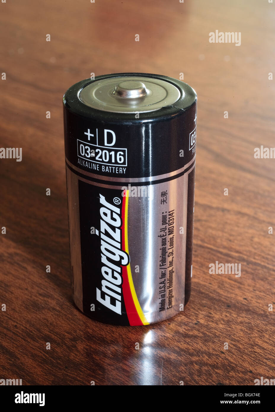 Eine Batterie, die auf einem Tisch. Stockfoto