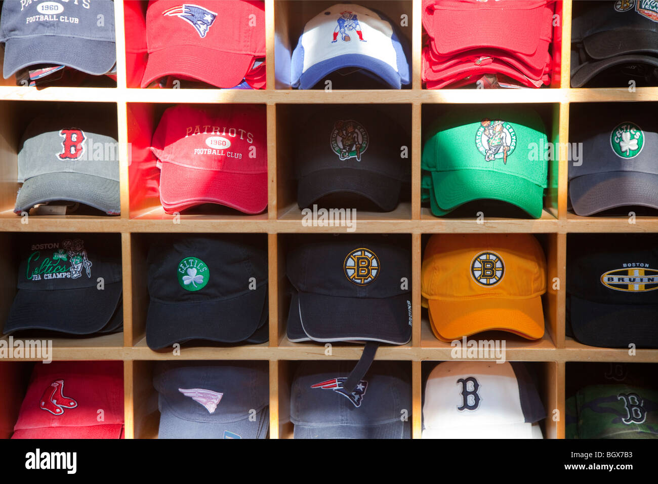 Hüte mit Team-Logos für Verkauf Stockfoto