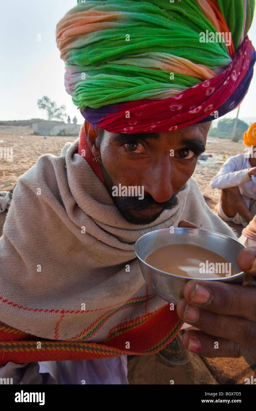 Das Kamel Mela in Indien Pushkar Chai trinken Stockfoto