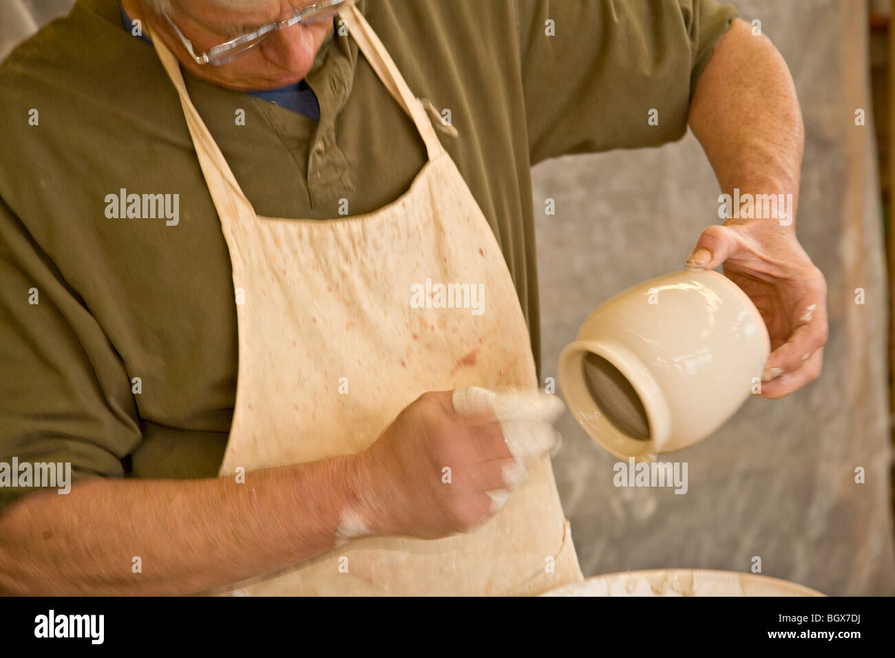 Erwachsenen Mannes Verglasung Keramik Stockfoto