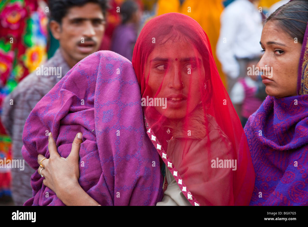 Hindu-Mutter und Kind auf dem Kamel-Festival in Indien Pushkar Stockfoto