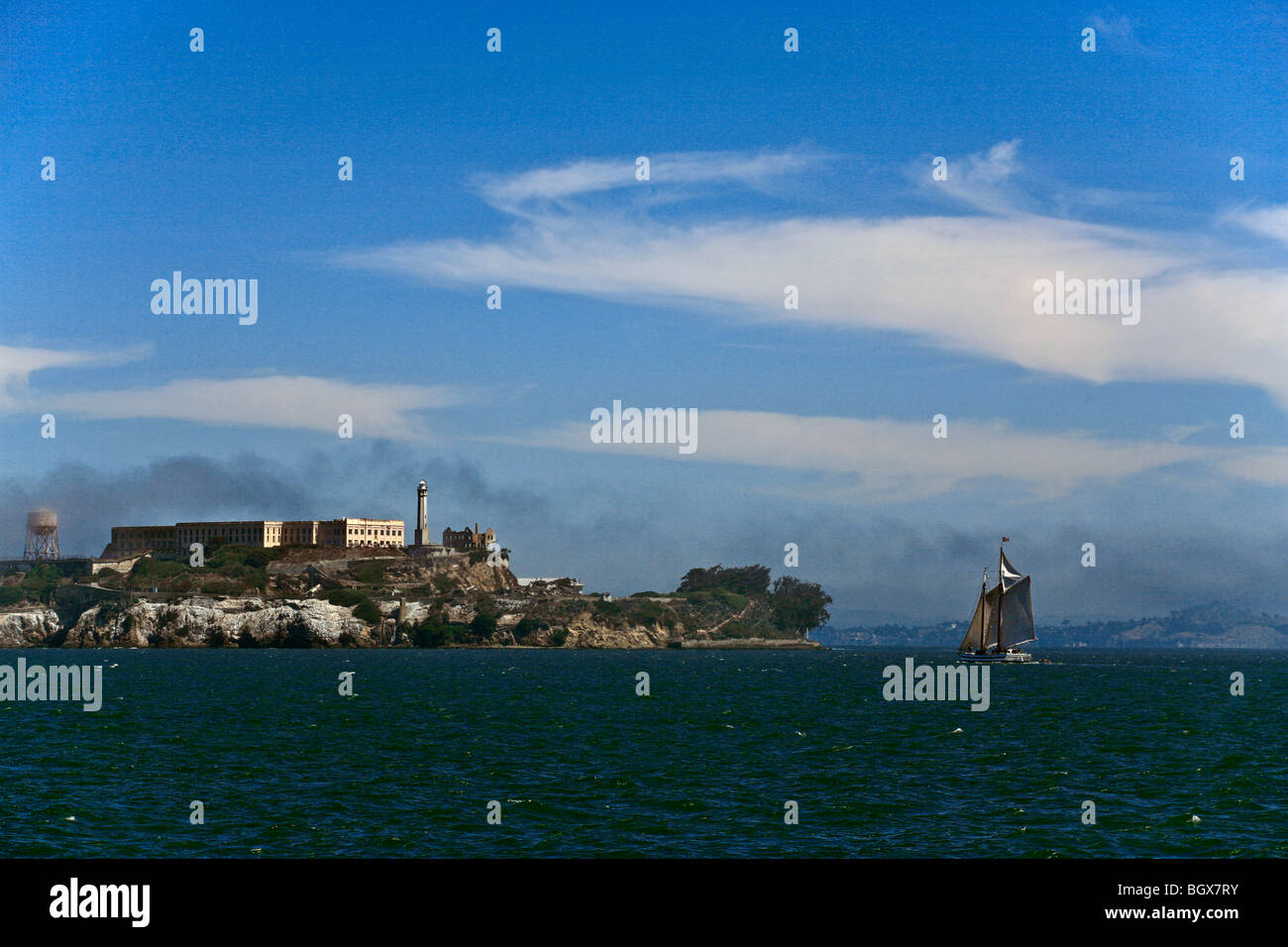 ALCATRAZ ISLAND NATIONAL PARK und eine historische Doppel Mast-Schoner - SAN FRANCISCO BAY, Kalifornien Stockfoto