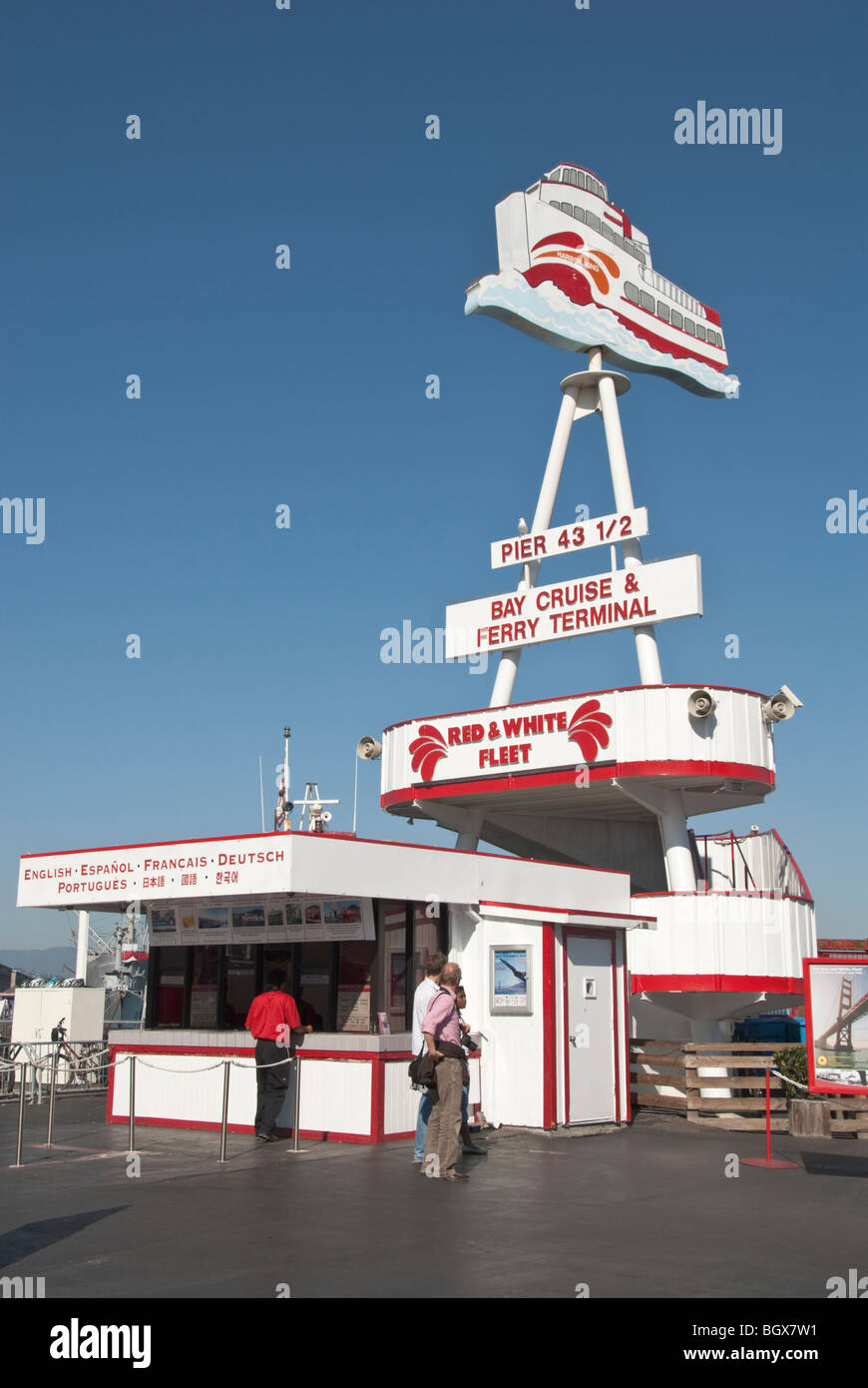 Kalifornien San Francisco Fishermans Wharf rot & weiße Flotte Fähre und Tour Boote Stockfoto