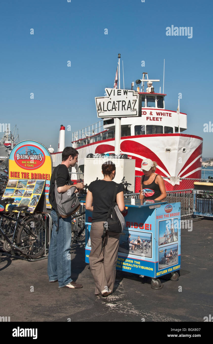 Kalifornien San Francisco Fishermans Wharf rot & weiße Flotte Fähre und Tour Boote paar erkundigen Fahrradverleih Stockfoto