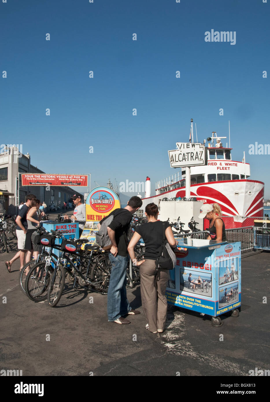 Kalifornien San Francisco Fishermans Wharf rot & weiße Flotte Fähre und Tour Boote paar erkundigen Fahrradverleih Stockfoto