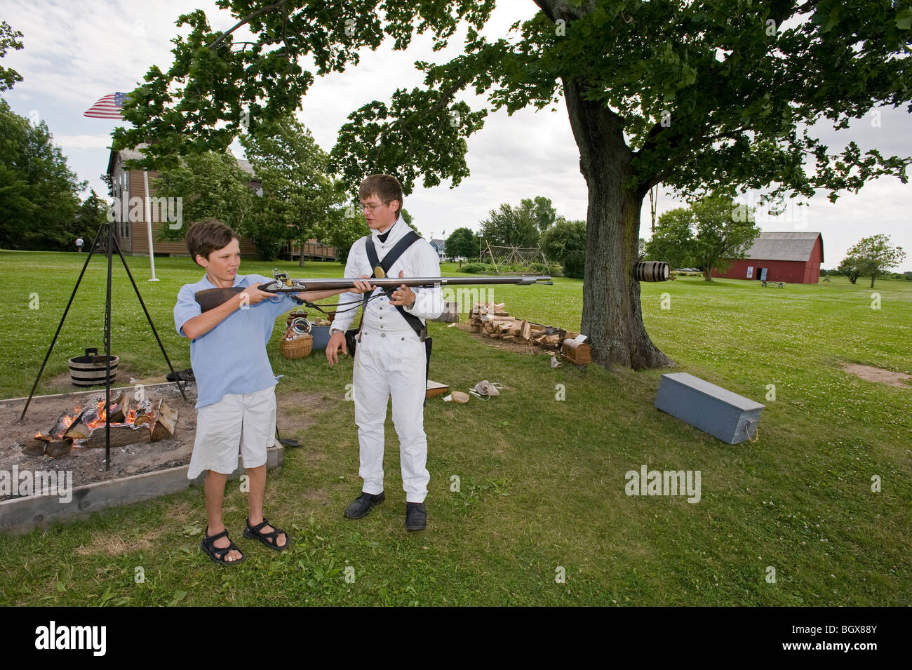 Teen Junge hält Krieg von 1812 Reenactor Muskete. Stockfoto